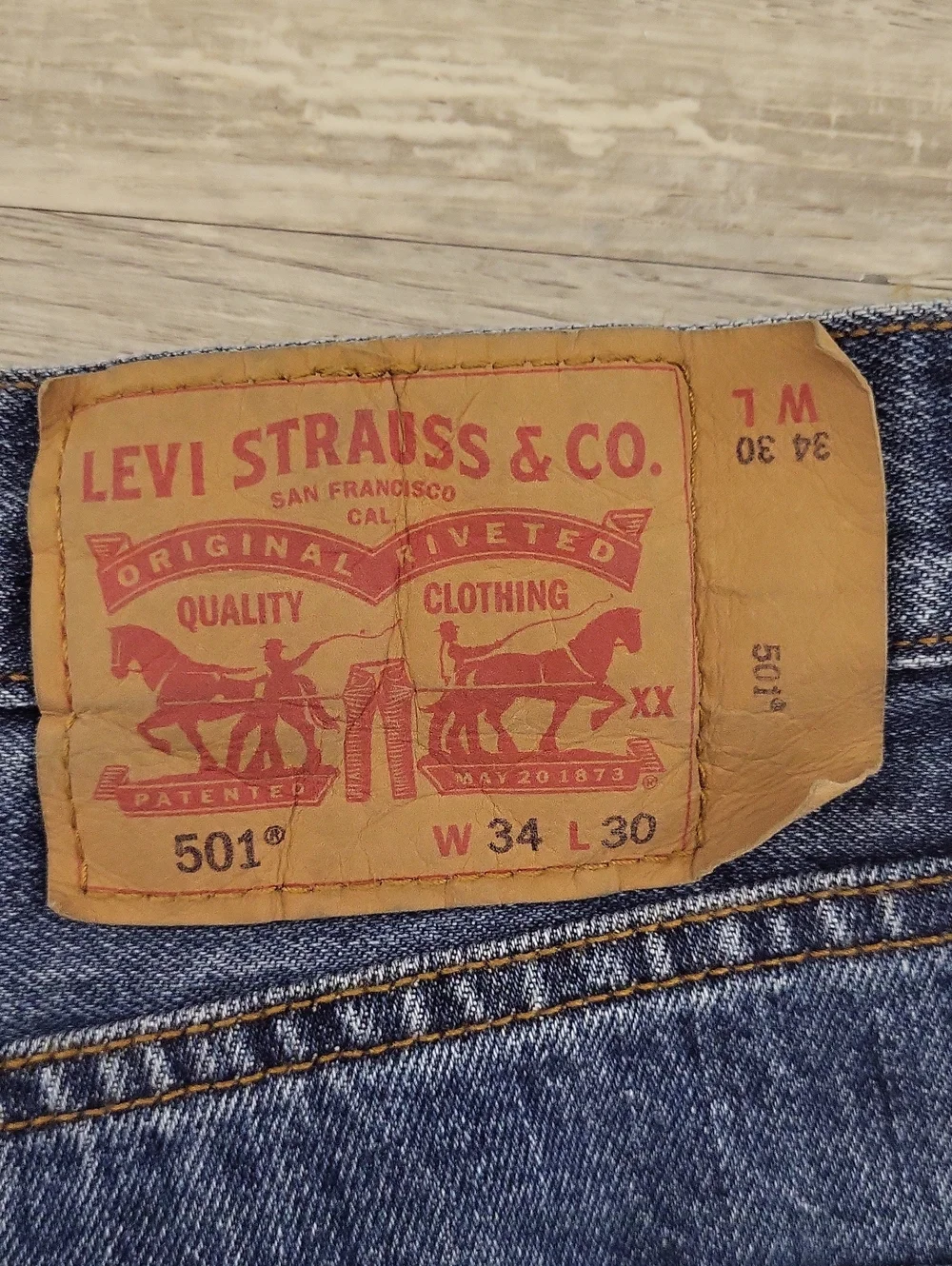 Levi's 501 Original Fit Jeans Mens 34x30 Button Fly Straight Leg Medium Wash